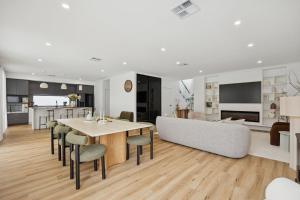 O bucătărie sau chicinetă la The Sanctuary Luxe Pool Retreat Near The Beach