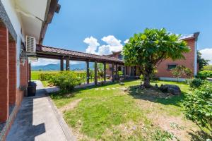 - Vistas externas a una casa con jardín en 宜蘭閑居民宿, en Suao