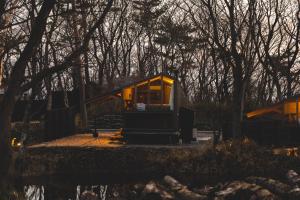 ein winziges Haus mitten im Wald in der Unterkunft Earthboat Nasu in Nasu + 77 Fotos
