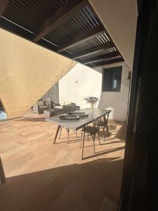 a dining room with a table and chairs in a house at Villa Groovy in Lajares