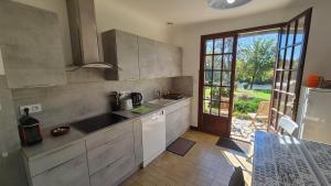 a kitchen with a sink and a counter top at Verte Rive – Maison climatisée en bord de Dordogne in Cénac-et-Saint-Julien