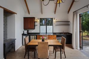 Nottingham RoadHemyock Farm Moon Cottage的配有木桌和椅子的厨房 更多12张照片