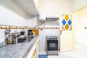 una cocina con fregadero y estufa en Appart Atlas, en Marrakech
