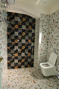 Un baño de Asha Banquet And Hotels