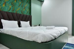 Una cama o camas en una habitación de Asha Banquet And Hotels