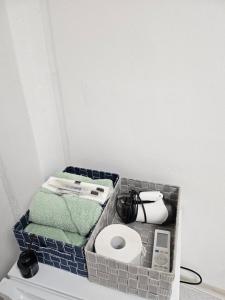 un bagno con un water piastrellato in una stanza di 목포 달달마실 103호 a Samgong-ni Altre 8 foto