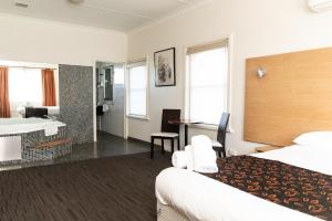 Postel nebo postele na pokoji v ubytování Sphinx Hotel + 4 fotografie