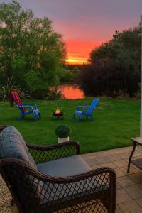 Bình minh/hoàng hôn nhìn từ nhà khách  hoặc gần đó