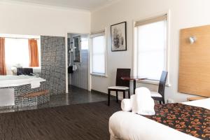 una habitación de hotel con una cama y un baño en Sphinx Hotel, en Hamlyn Heights