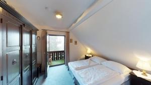 a bedroom with a bed and a large window at Apartment Kärntnerhaus I in Patergassen