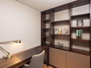 una oficina con escritorio y estanterías en Grand Mercure Ambassador Hotel and Residences Seoul Yongsan, en Seúl
