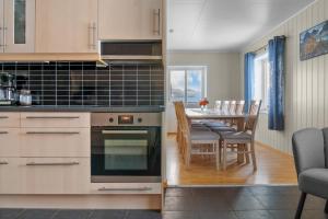 Køkken eller tekøkken på Stornes Gård Guesthouse