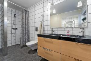 Et badeværelse på Stornes Gård Guesthouse + 40 billeder