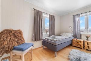 En eller flere senge i et værelse på Stornes Gård Guesthouse