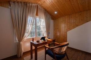 Et opholdsområde på StayVista at Crescent Peak with Bonfire & Gazebo