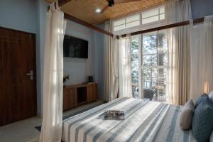 En eller flere senge i et værelse på StayVista at Crescent Peak with Bonfire & Gazebo