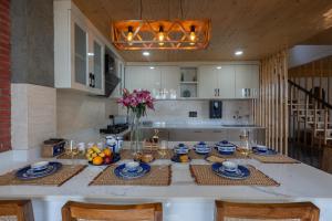 Køkken eller tekøkken på StayVista at Crescent Peak with Bonfire & Gazebo