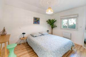 En eller flere senge i et værelse på Maison de vacances petite piscine + 21 billeder