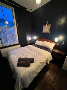 une chambre avec un grand lit avec deux serviettes dessus dans l'établissement Park Crescent Brighton, à Brighton et Hove