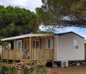 Το κτήριο όπου στεγάζεται  το κάμπινγκ