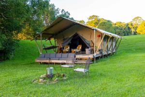 Kanimbia Luxury Glamping في Obi Obi: خيمة في وسط الميدان