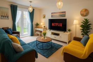 a living room with a couch and a tv at Ocean-homestay in Colchester