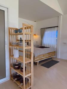 En eller flere senge i et værelse på Chaloklum Bay Resort - Tranquility Seahouse 105