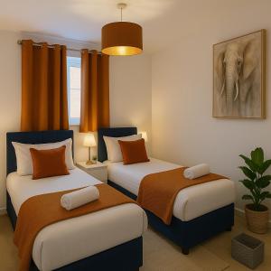 En eller flere senge i et værelse på Ocean Home stay