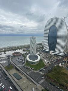 uma vista aérea de um grande edifício junto ao oceano em Orbi city premium plus em Itʼkhvisi