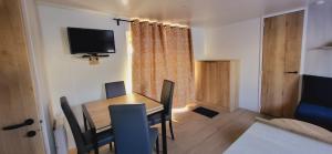 Μια τηλεόραση ή/και κέντρο ψυχαγωγίας στο Les mobilhomes helvétiques 4 étoiles Mar Estang Canet en Roussillon