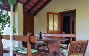 ein Esszimmer mit einem Holztisch und Stühlen in der Unterkunft Lovely Apartment In Mali Ston With Wifi in Mali Ston