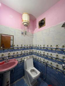 un baño con inodoro y lavabo en Kanatal Stay, en Kanatal