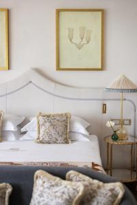 a hotel room with a bed and a couch at Gabrielli Luxury Apartments Venezia - Starhotels Collezione in Venice
