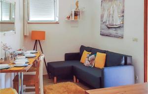 ein Wohnzimmer mit einem blauen Sofa und einem Tisch in der Unterkunft Lovely Apartment In Mali Ston With Wifi in Mali Ston + 3 Fotos
