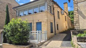 Το κτήριο όπου στεγάζεται  η παραθεριστική κατοικία