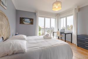 En eller flere senge i et værelse på Villa Amistad - centre - parking - jardin - lave linge et vaisselle