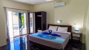 Giường trong phòng chung tại Kata Lina guesthouse