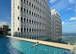 Bazén v ubytování Condotel Highfloor Sea View - Apec Mandala Mui Ne nebo v jeho okolí