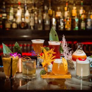 een groep drankjes op een tafel in een bar bij Medina Paradise Properties management in Juffair