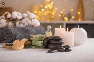 een tafel met kaarsen, zeep en een bos bloemen bij Medina Paradise Properties management in Juffair