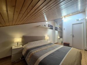 Ένα ή περισσότερα κρεβάτια σε δωμάτιο στο Superbe appt duplex 4pers - Bourg Saint Maurice