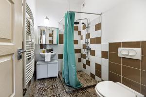 Ένα μπάνιο στο Colors Apartments