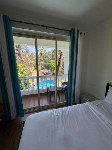 Ένα ή περισσότερα κρεβάτια σε δωμάτιο στο Nature's Inn Luxury Villa Morjim Goa +46 φωτογραφίες