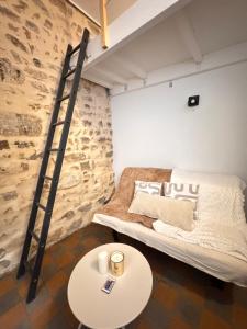 a room with a bed and a table at Studio cosy en plein cœur du centre-ville in Avignon
