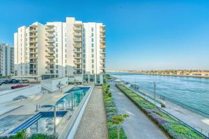 ein Apartmenthaus mit Blick auf das Wasser in der Unterkunft Family Holiday Homes in Yas Island Abu Dhabi, Near Ferrari World & SeaWorld in Abu Dhabi