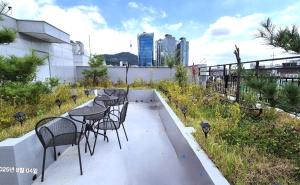 eine Gruppe von Tischen und Stühlen auf einer Terrasse in der Unterkunft Stay in Seoul Seoul Station 5min walk in Seoul