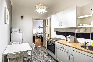 Η κουζίνα ή μικρή κουζίνα στο Colors Apartments +47 φωτογραφίες