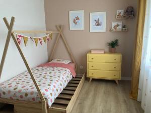 Ένα ή περισσότερα κρεβάτια σε δωμάτιο στο Modern family home with hot tub and garden