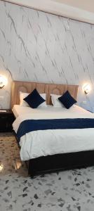 Giường trong phòng chung tại Yellow Divine Stay