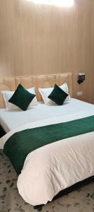 Giường trong phòng chung tại Yellow Divine Stay